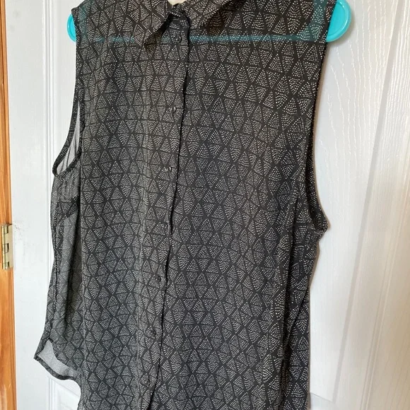 Button up sheer tank - Picture 3 of 7